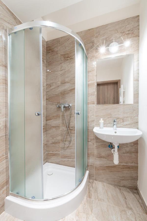 Studio Brand New Apartment #28 In New Building With Free Parking In City Center Prága Kültér fotó